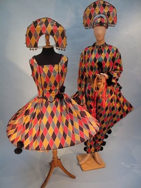 Historische Harlekin-Kostüme mit Rautenmuster und auffälligen Kopfbedeckungen